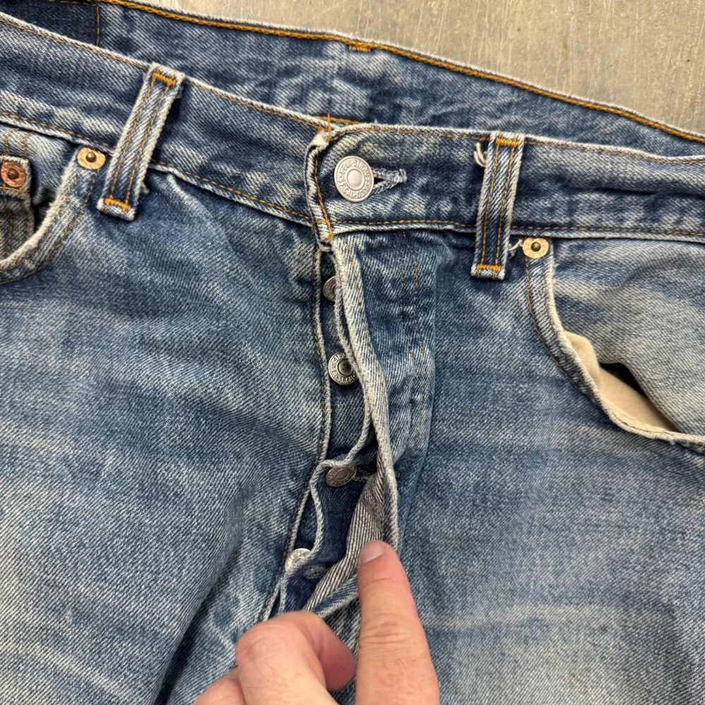 Vintage Levis 501 USA Mens 34x30 Medium Wash Button Fly Straight Leg Denim Jeans